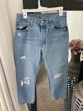 Women’s Levi's Light Blue Distressed Cropped Jeans Size 29x26